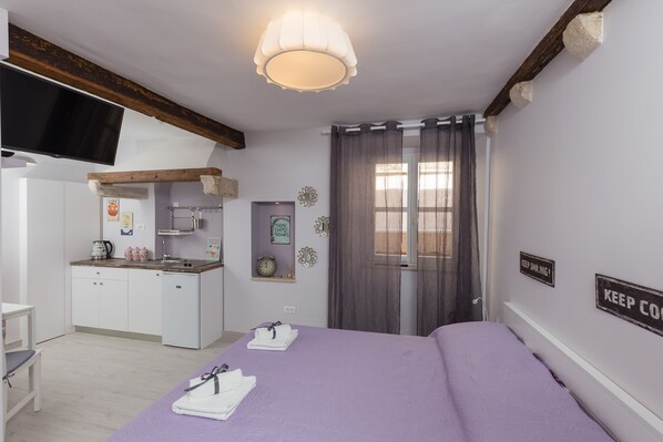 Iron/ironing board, WiFi, bed sheets