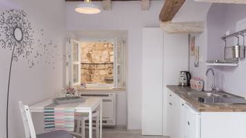 Studio (Studio Apartment) | Eigene Kochnische | Kühlschrank, Wasserkocher, Kochgeschirr/Geschirr/Besteck