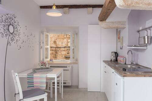 Estudi (Studio Apartment) | Cuina bàsica privada | Frigorífic i bullidora elèctrica