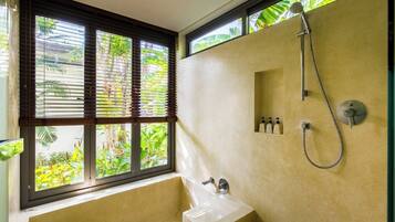 Luxury Villa | Bathroom | Combined shower/bathtub, rainfall showerhead, free toiletries