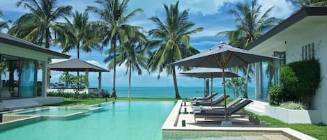 Außenpool, Sonnenschirme, Liegestühle