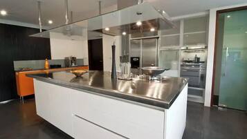 Highchair, cookware/dishes/utensils, dining tables