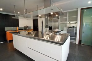 High chair, cookware/dishes/utensils, dining tables - Baan Asan (Koh Samui)