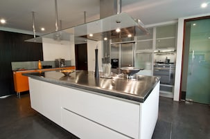 Silla alta para bebés, utensilios de cocina, mesa de comedor