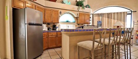 Een koelkast, een magnetron, een oven, een kookplaat