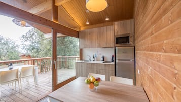 Chalet Premium, 2 habitaciones | Cocina privada | Refrigerador con congelador, microondas y cafetera de espresso