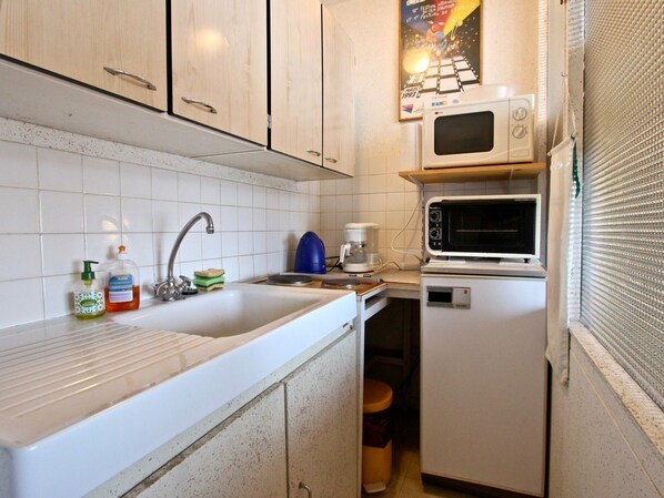 Kühlschrank, Mikrowelle, Wasserkocher mit Kaffee-/Teezubehör, Toaster