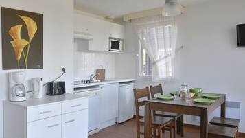 Refrigerador, microondas, lavavajillas y cafetera y tetera