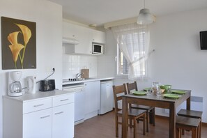 Réfrigérateur, micro-ondes, lave-vaisselle, cafetière/bouilloire