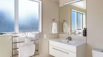 Apartament Comfort | Bany | Dutxa, articles de tocador gratuïts, assecador de cabells i tovalloles