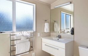 Comfort Apartment | Bathroom | Shower, free toiletries, hair dryer, towels - Turangi Leisure Lodge (Turangi)
