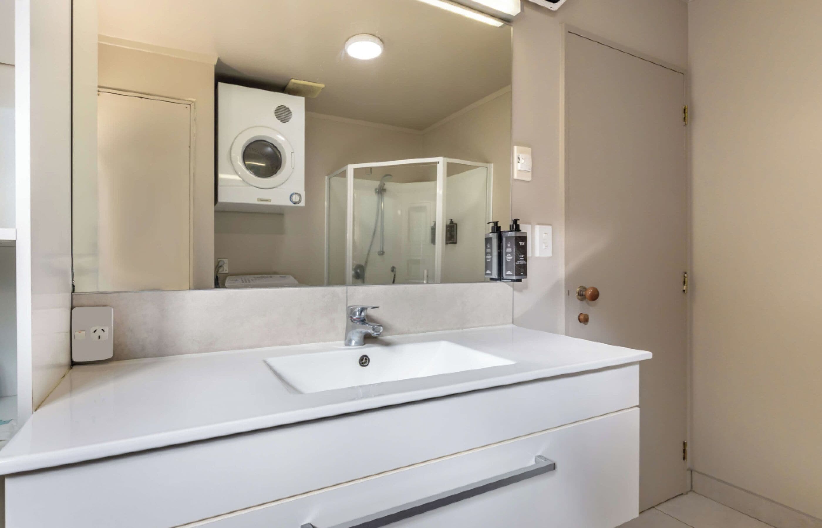 comfort apartment | bathroom | shower, free toiletries, hair dryer, towels