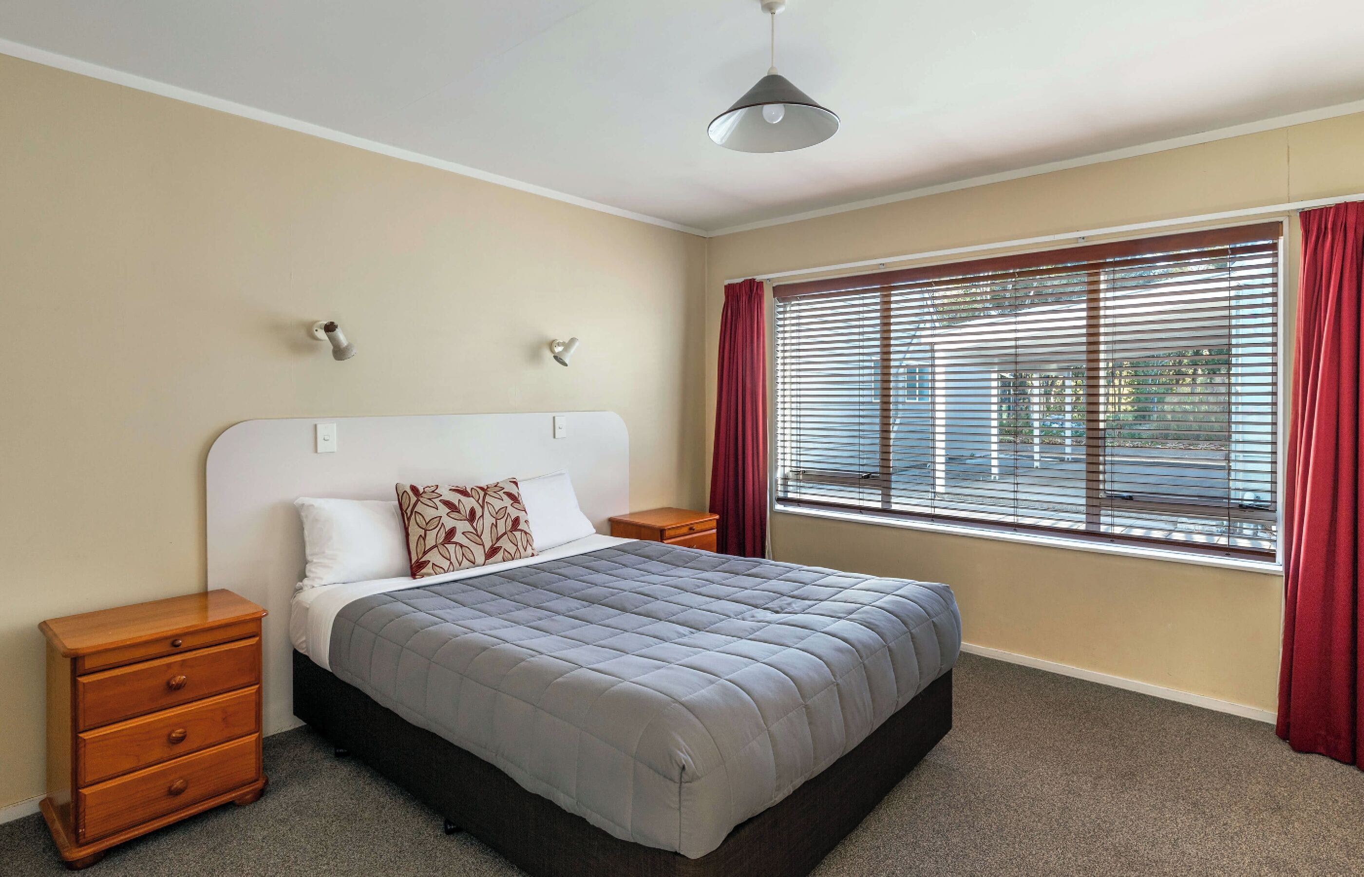 Appartement économique | Literie de qualité, décor unique, ameublement unique, bureau