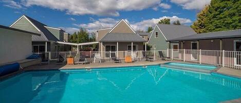 Een seizoensgebonden buitenzwembad