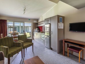 Apartamento superior | Área de estar | Smart TV