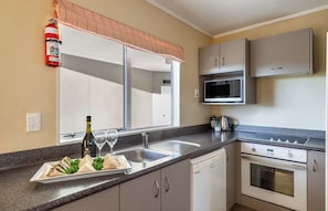 Economy Apartment | Private kitchen | Mini-fridge, microwave, stovetop, electric kettle - Turangi Leisure Lodge (Turangi)