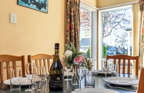 Economy Apartment | Living area | Smart TV - Turangi Leisure Lodge (Turangi)