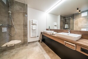 Apartment | Bathroom - Rufi's Hotel Innsbruck (Innsbruck)