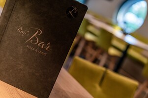 Menú para Rafi's Bar, un lugar de pizzas y más.
