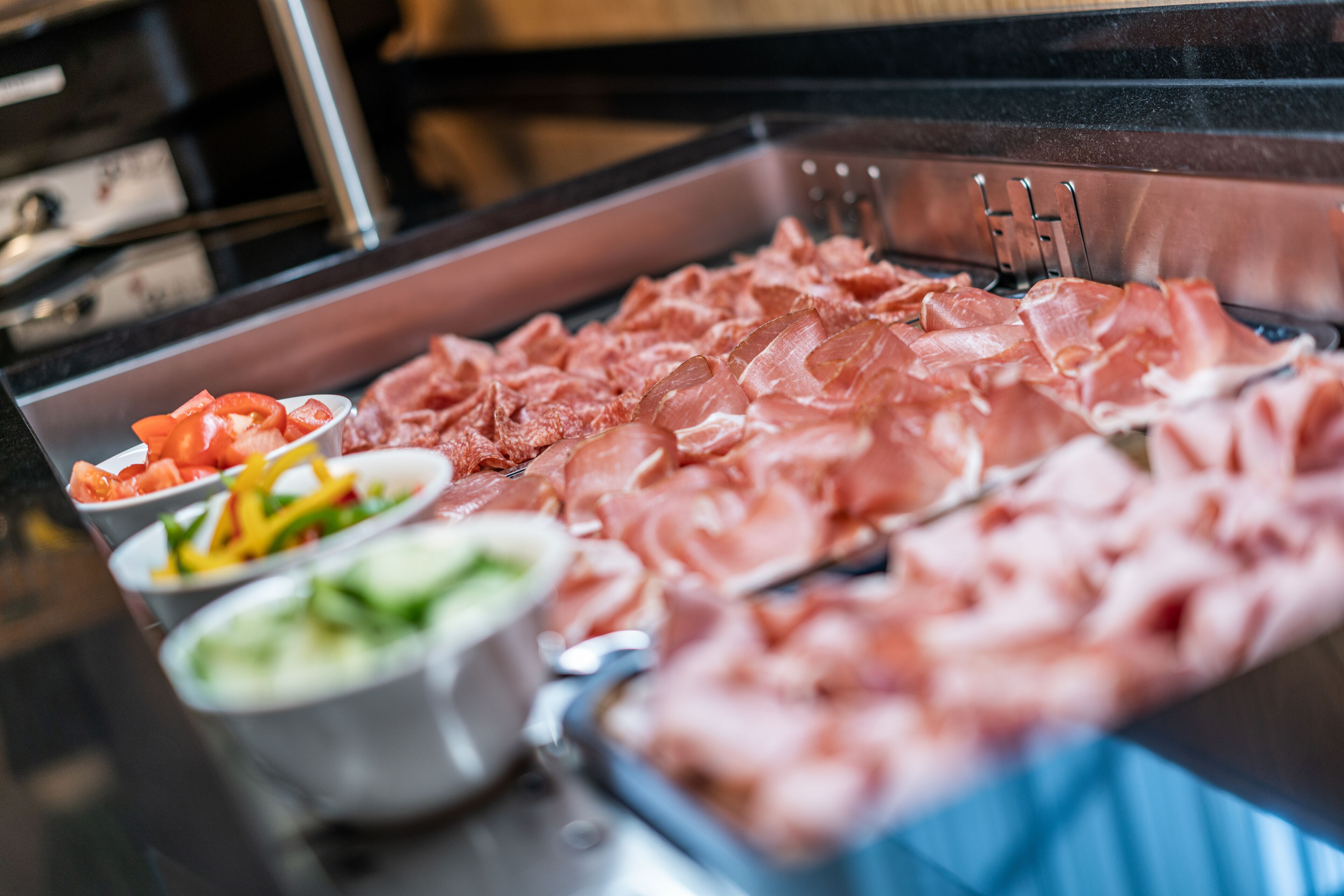 Un bufé con diversos tipos de carne y verduras.
