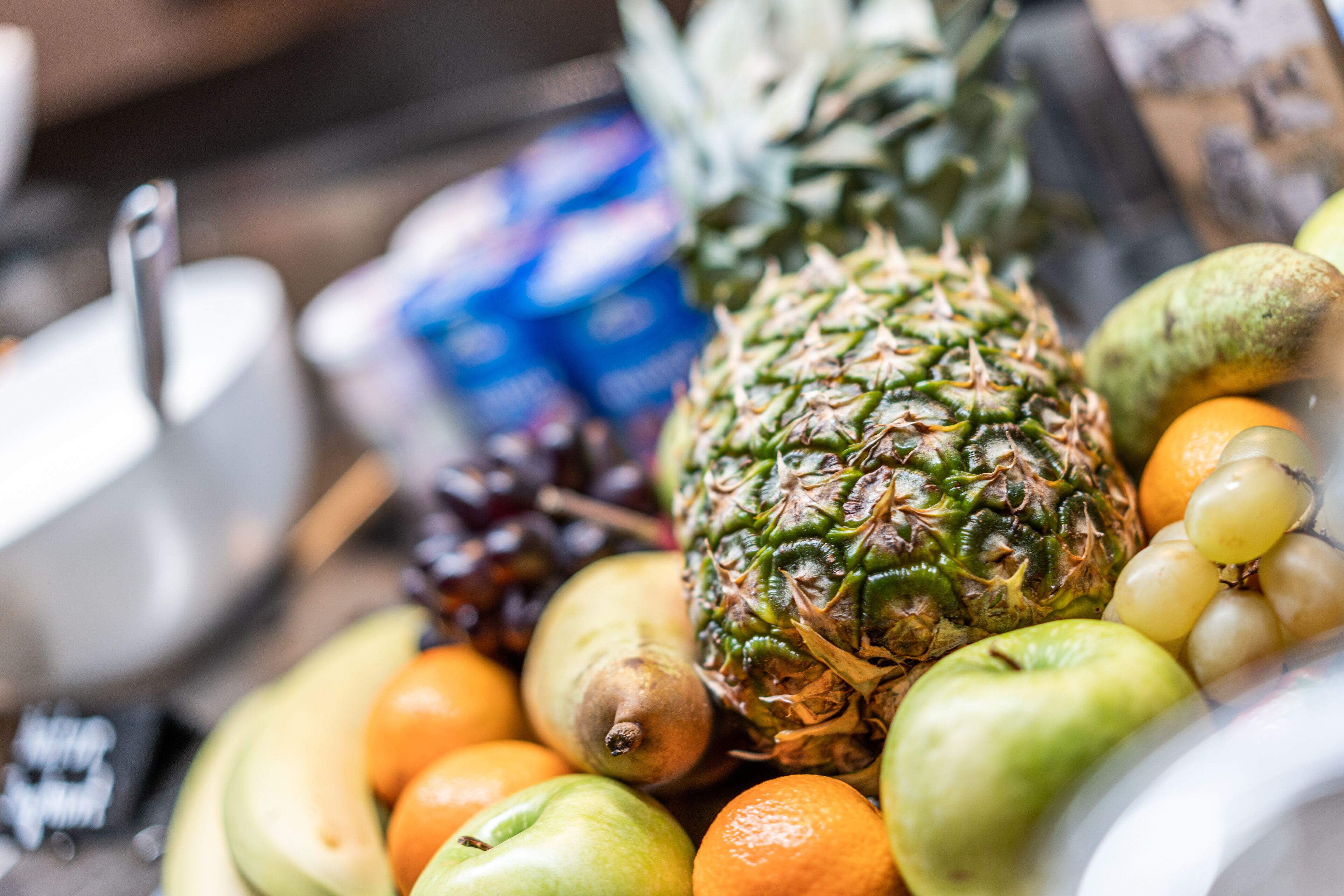 Una variedad de frutas, como piña, naranjas y manzanas.