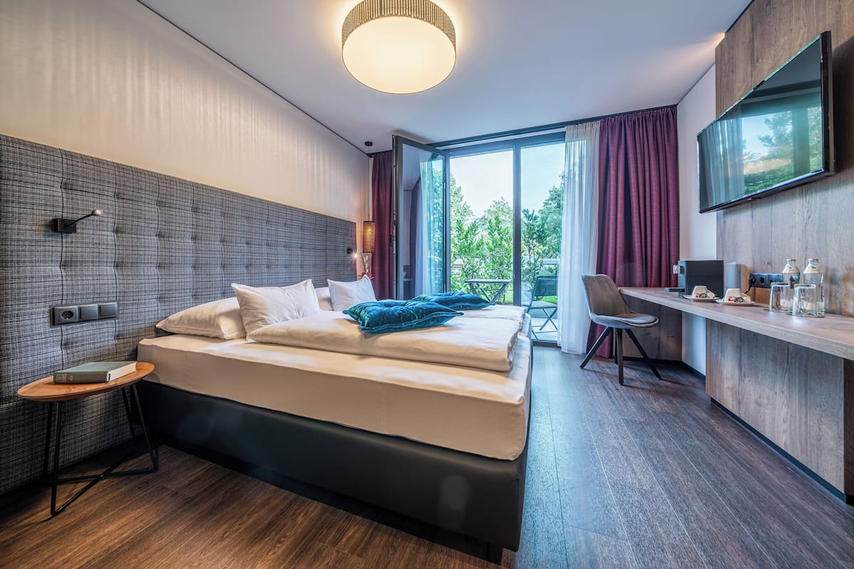 Doppelzimmer mit Terrasse | 1 bedroom, hypo-allergenic bedding, in-room safe, desk