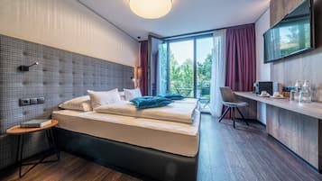 Doppelzimmer mit Terrasse | 1 多间卧室、防过敏的被褥、客房内保险箱、办公桌