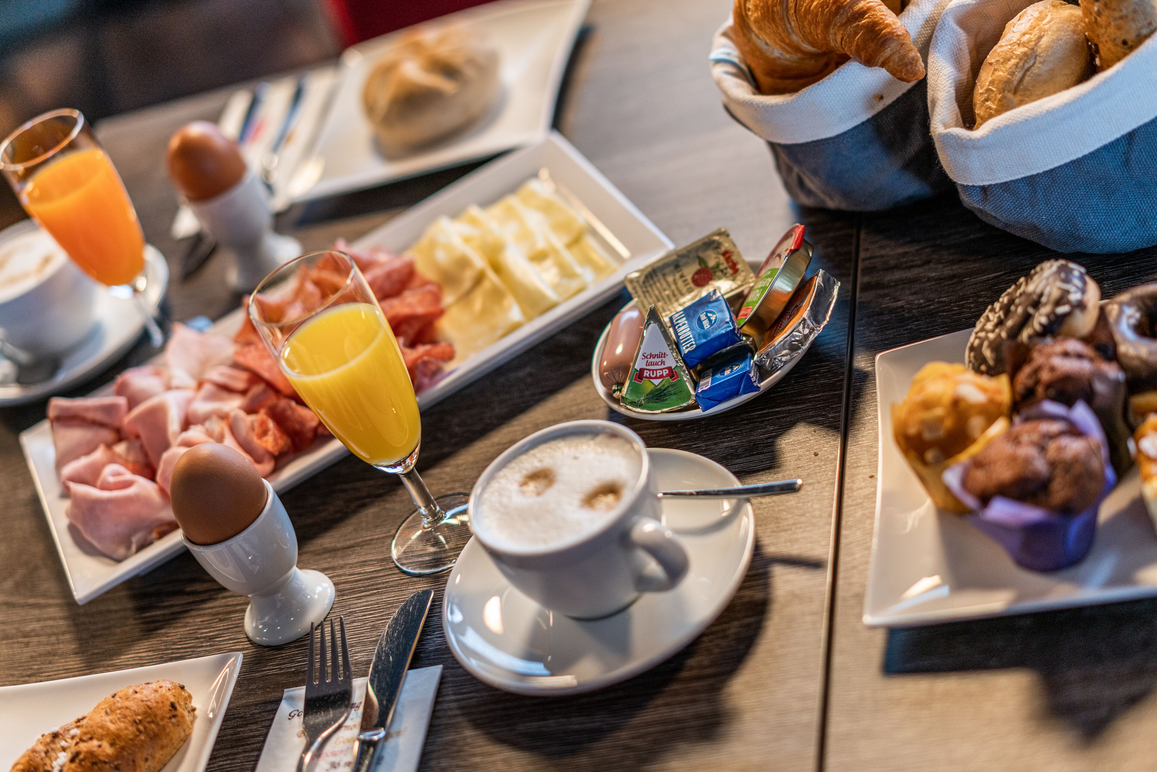 朝食 (ビュッフェ)、毎日提供 (1 名様 19 EUR)