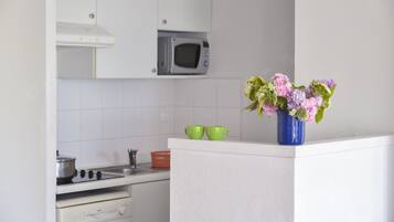 Refrigerador, microondas, lavavajillas y cafetera y tetera