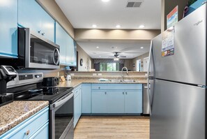 Fridge, microwave, oven, stovetop - Spacious 4 Bedroom, 4 Bathroom Golf Condo with Jetted Tub & Sunroom-Golf & Ticket Discounts (Branson)