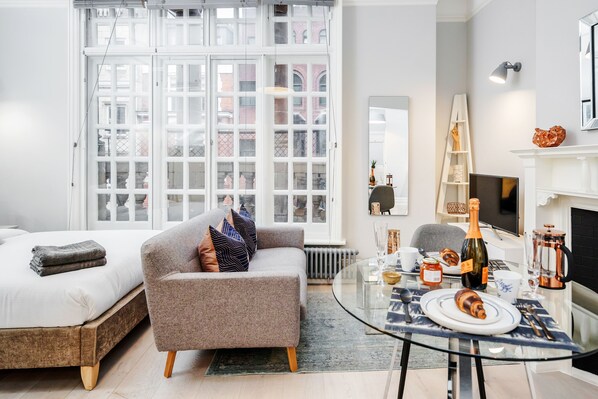 Design Studio | Living area | Flat-screen TV - STAY&CO London CoventGarden St Martin Ln (London)