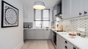 Deluxe-Apartment | Eigene Küche | Großer Kühlschrank, Mikrowelle, Ofen, Herdplatte
