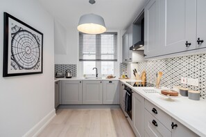 Deluxe Apartment | Private kitchen | Full-sized fridge, microwave, oven, stovetop - STAY&CO London CoventGarden St Martin Ln (London)