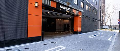 Un edificio moderno con un letrero que dice "APA HOTEL".