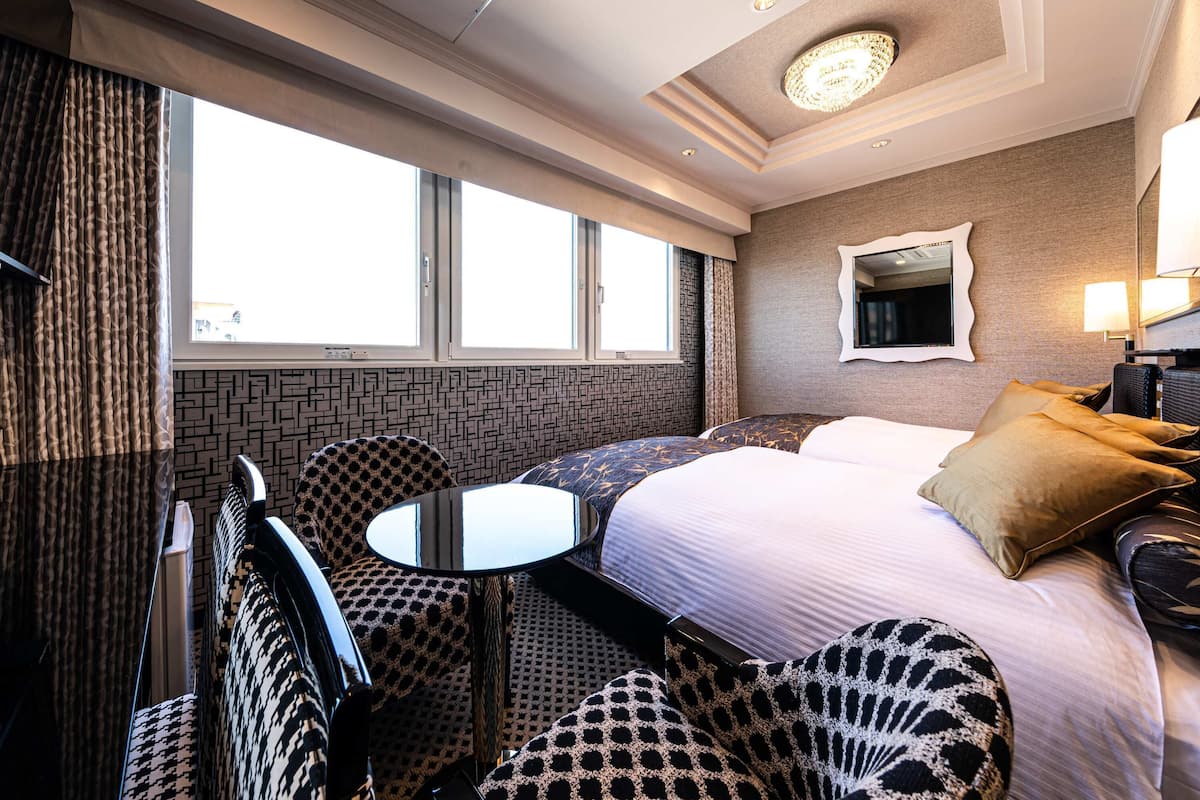 deluxe twin room, non smoking | 1 bedroom, down duvets, desk, blackout curtains