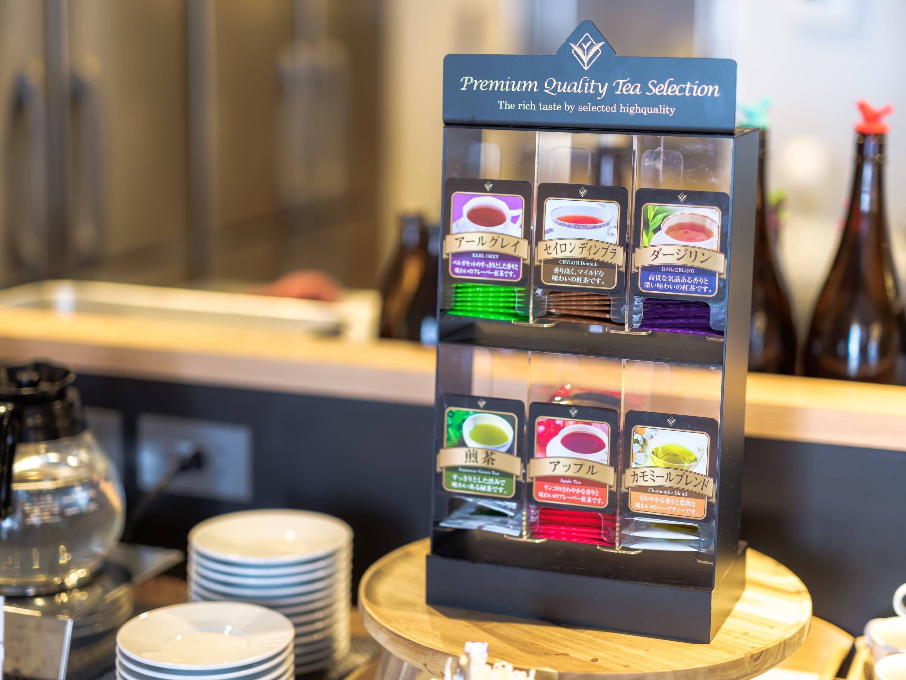 Une présentation variée de thés, comprenant différentes sortes, notamment Earl Grey, Ceylon Dimbula, Darjeeling, thé aux pommes et mélange à la camomille.