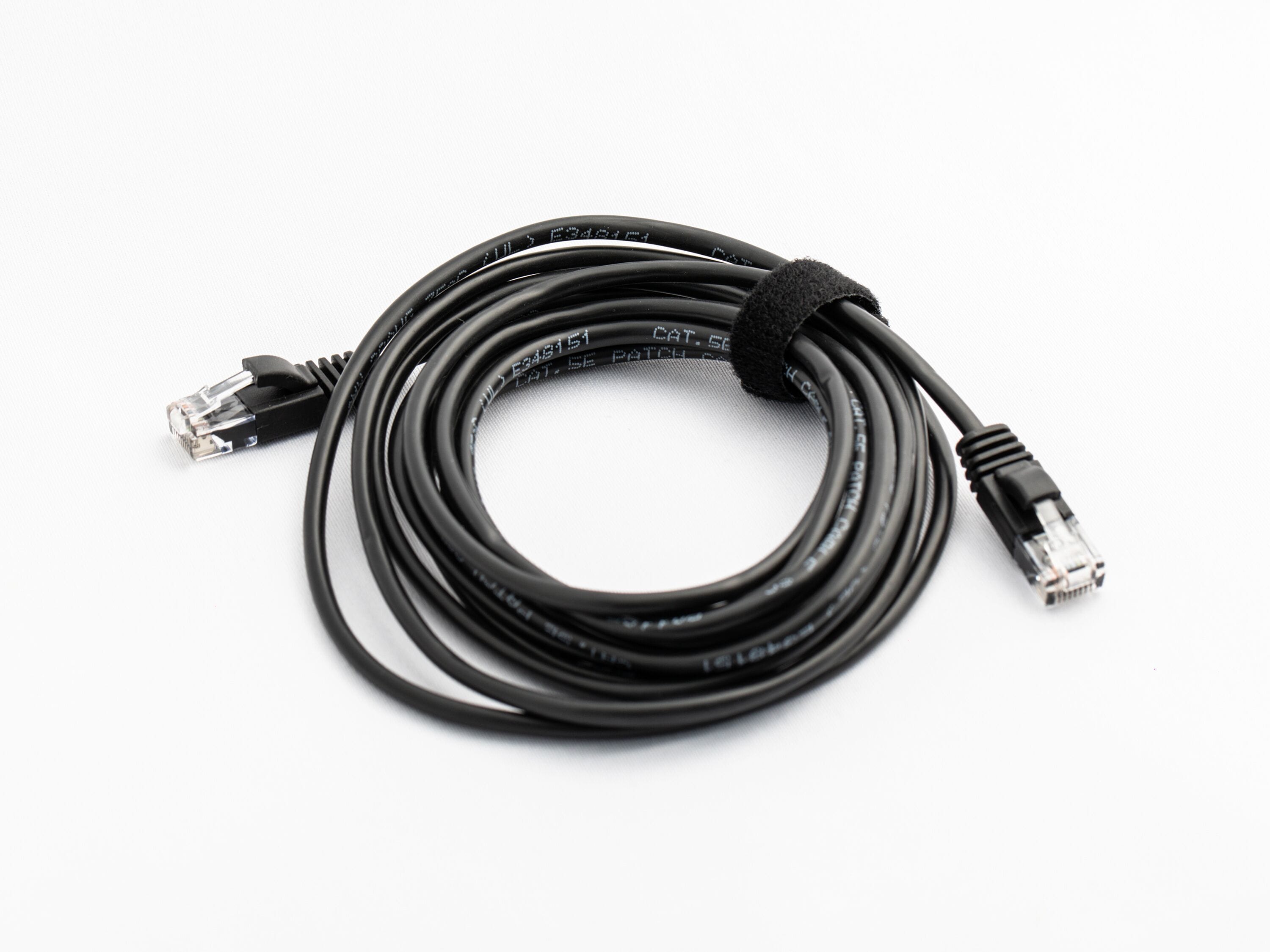 Cable negro con conectores RJ45 a cada extremo.