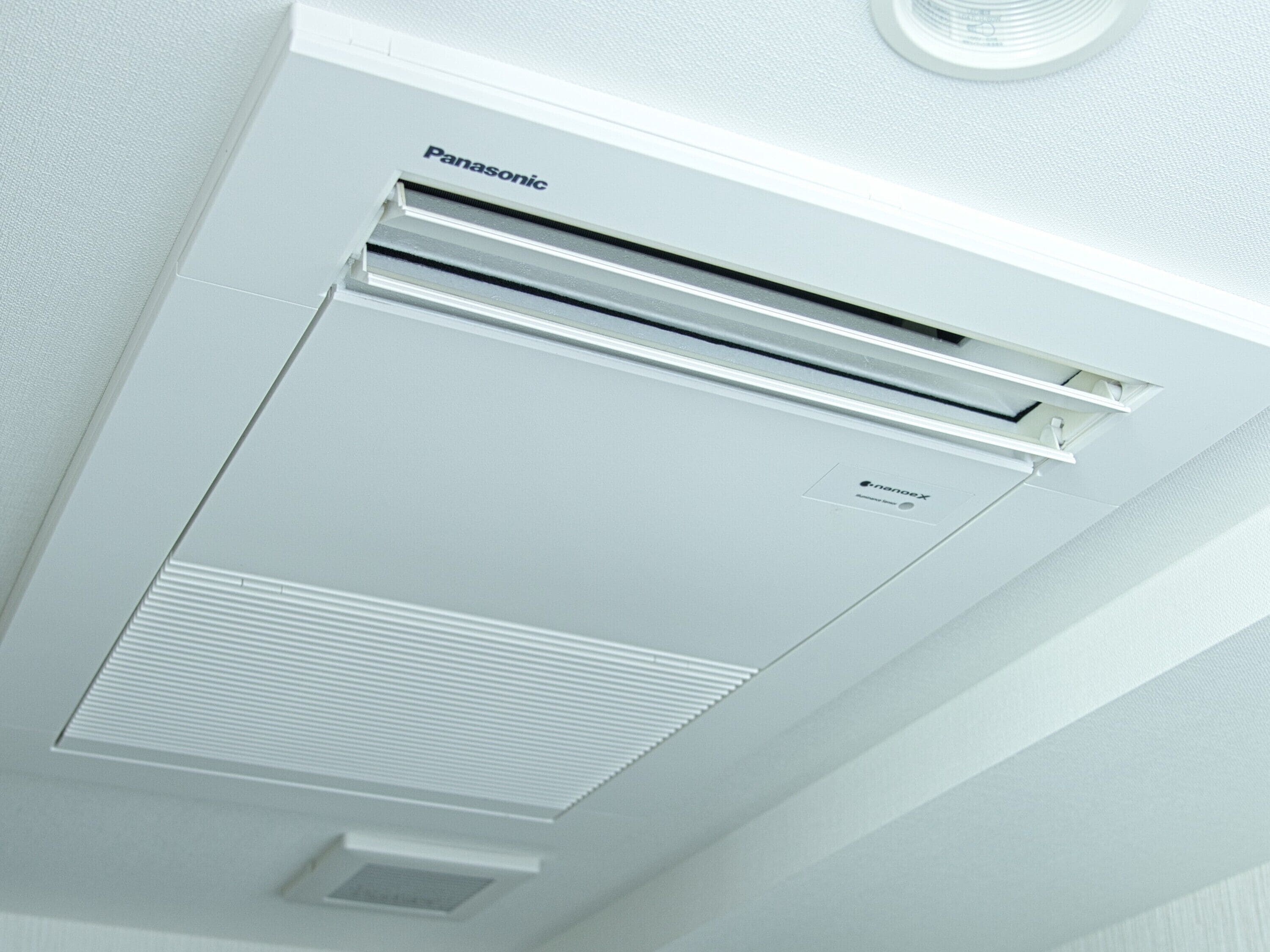 Un appareil de climatisation Panasonic installé dans le plafond.