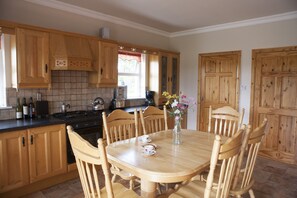 House | Private kitchen | Fridge, microwave, oven, stovetop - Inviting 4-bed House in Strokestown (Scramoge)