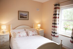 House | 4 bedrooms, iron/ironing board, free WiFi, bed sheets - Inviting 4-bed House in Strokestown (Scramoge)