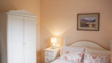 4 bedrooms, iron/ironing board, free WiFi, bed sheets