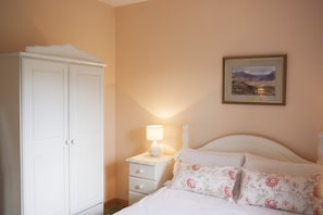 4 bedrooms, iron/ironing board, free WiFi, bed sheets - Inviting 4-bed House in Strokestown (Scramoge)