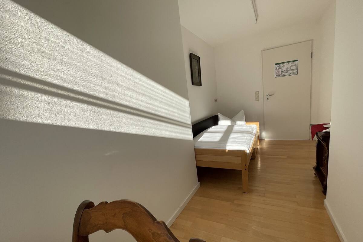 Basic Room, 1 Twin Bed, Non Smoking | Hypo-allergenic bedding available, desk, laptop workspace, WiFi (free)