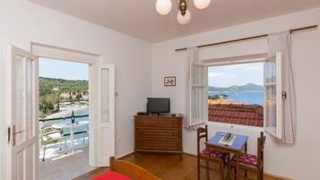 Apartment (Duplex 1 bedroom apt, balcony, sea vi) | 2 bedrooms, cots/infant beds
