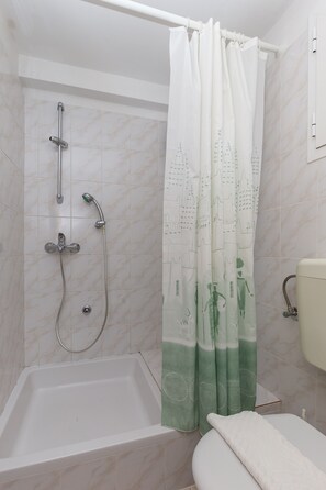 스튜디오 (Studio Apartment with Balcony and Sea) | 욕실 | 샤워 시설, 타월