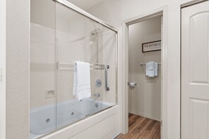 Combined shower/bathtub, jetted bath, hair dryer, towels