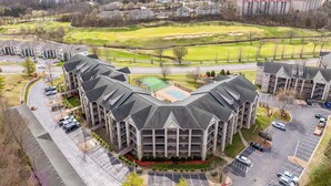 Un hôtel à plusieurs étages doté d’une cour intérieure, d’un parking et offrant une vue sur les environs.