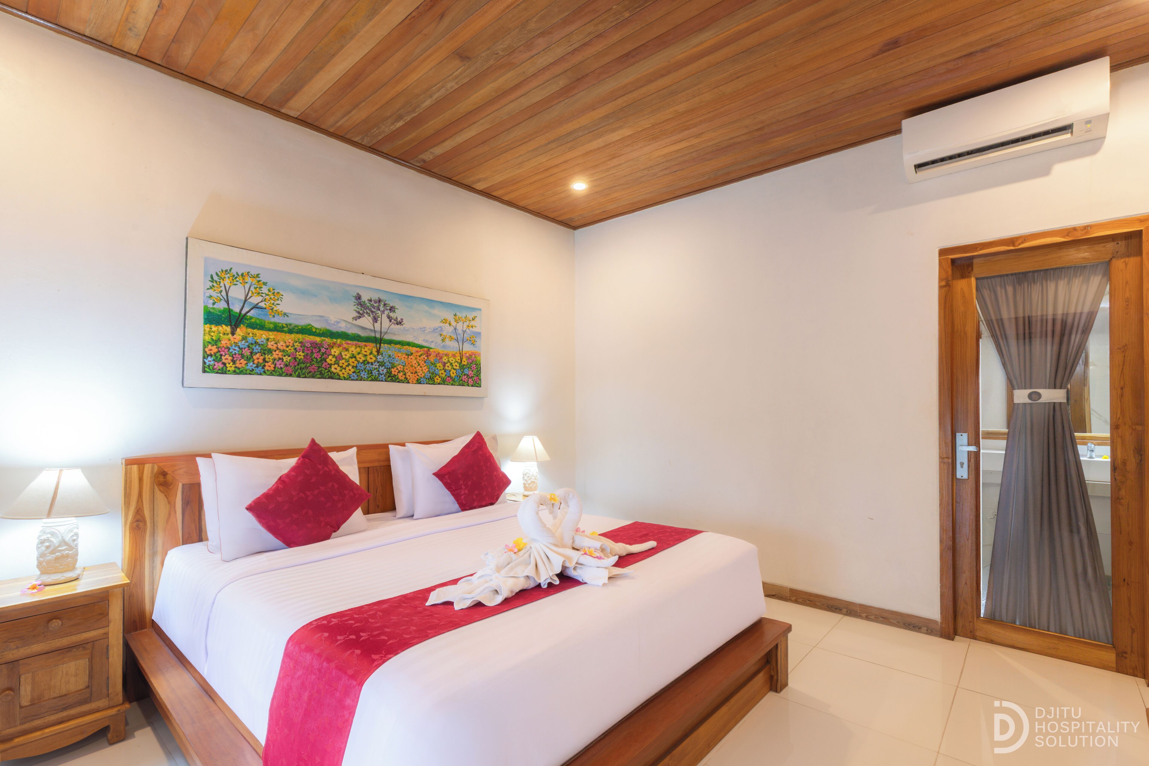 Minibar, escriptori i espai de treball apte per a portàtils 