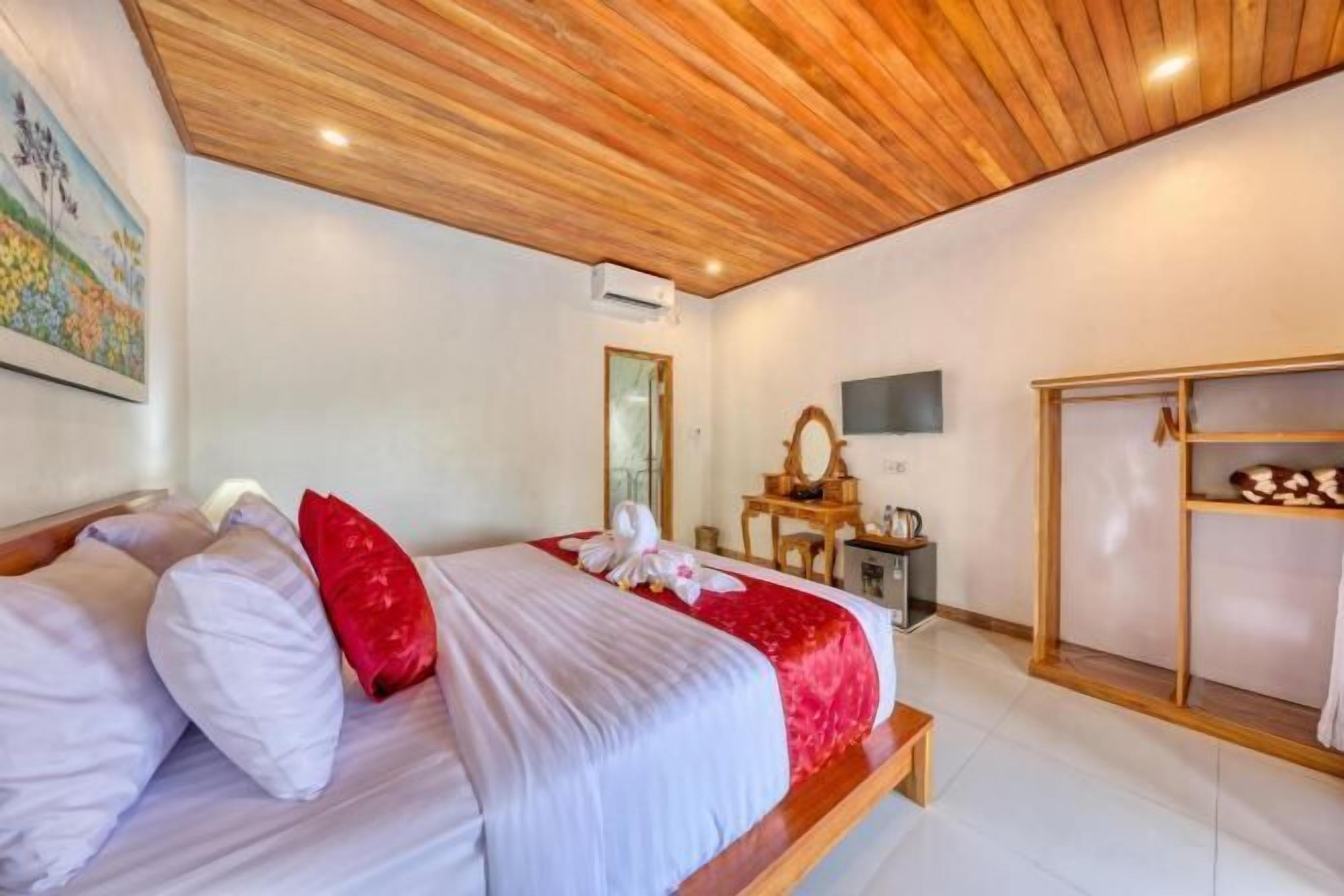 Minibar, desk, laptop workspace, free WiFi