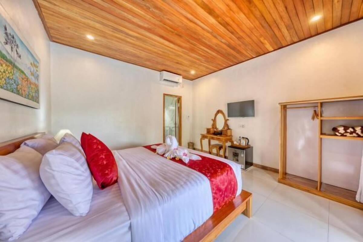 Minibar, desk, laptop workspace, free WiFi